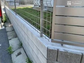 コストを抑えつつ機能性を重視した西側境界[施工後]