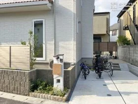 法面解消！高低差による負担を軽減するナチュラルテイストの新築外構
