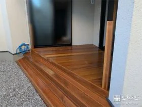 ウリン材のウッドデッキで素足での部屋の行き来を可能にした工事
