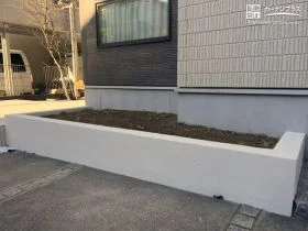 季節の草花や低木を植える花壇[施工後]