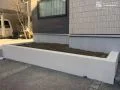 季節の草花や低木を植える花壇