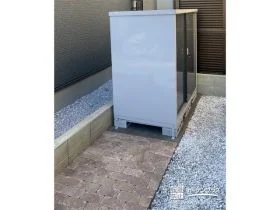 お庭をより快適に通行できる園路と収納力抜群の物置の設置工事