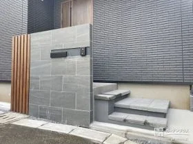 重厚感のある門柱が際立つナチュラルモダンな新築外構