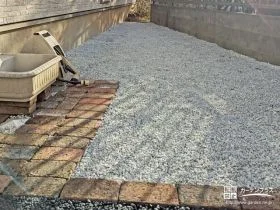 インターロッキングの見切りで砂利の飛び出しを防止[施工後]