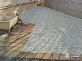 インターロッキングの見切りで砂利の飛び出しを防止