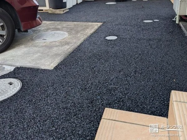 透水性アスファルトを舗装し雨天時も快適な駐車スペース工事