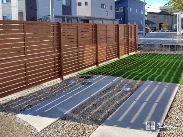 人工芝の前庭への視線を優しくカットする木目調フェンス設置工事