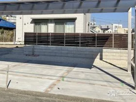 木目調のデザインがお庭らしい温もりを感じられる目隠しフェンス[施工後]