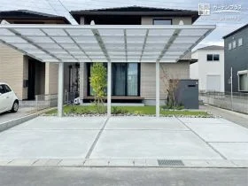 広々設計のカーポートと緑あふれる庭が魅力の新築外構