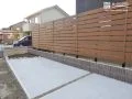 落ち着いた空間を演出する木目調の目隠しフェンス