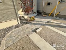 上品でローメンテナンスのタイル仕上げのお庭[施工後]
