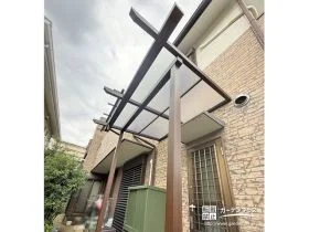 勝手口周りを快適にするパーゴラ仕様のテラス屋根