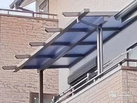 バルコニーの使い勝手を高めるパーゴラ仕様のバルコニー屋根