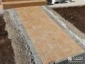 温かく上品な風合いに仕上がった玄関アプローチ