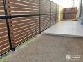 シンプルながらも高級感のある外観を演出する目隠しフェンス