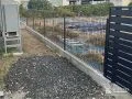 圧迫感のないメッシュタイプの境界フェンス