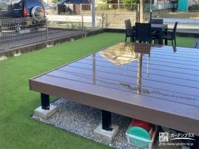 デッキ下まで雑草対策を施しローメンテナンスな人工芝のお庭工事