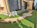 テラス付きのおしゃれな園路