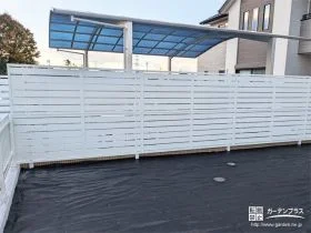 ホワイトの目隠しフェンスで明るく快適な空間に[施工後]
