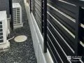 犬走りの雑草対策として防草シートと砂利を敷設