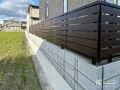 木目調フェンス設置で圧迫感なく目隠しと転落防止を図った工事