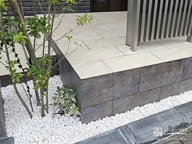 玄関前は白砂利で明るく雑草対策[施工後]