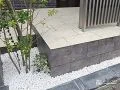 玄関前は白砂利で明るく雑草対策
