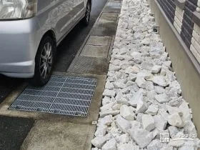 ゴロタ石を入れてナチュラルな風合いに仕上げた犬走り[施工後]