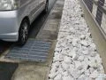 ゴロタ石を入れてナチュラルな風合いに仕上げた犬走り