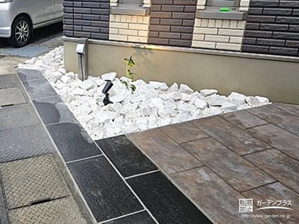 ゴロタ石と白砂利で雑草を防ぎつつ玄関周りを明るくした工事
