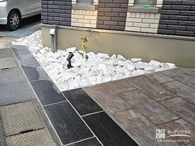 ゴロタ石と白砂利で雑草を防ぎつつ玄関周りを明るくした工事