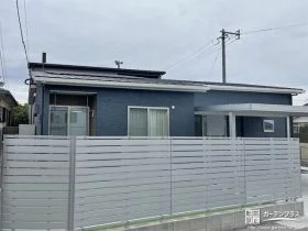 道路からの視線を圧迫感を与えずにカットする目隠しフェンス[施工後]
