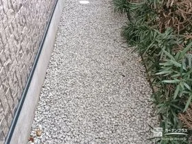 防草シートと砂利で雑草を防いだ犬走り[施工後]