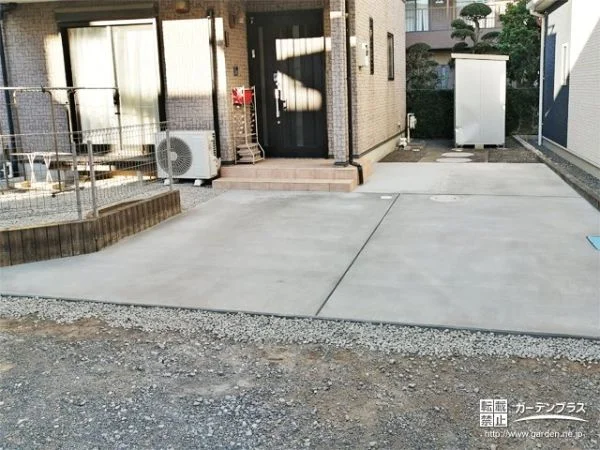 コンクリートの駐車スペースと砂利敷きのお庭で雑草を防いだ工事