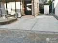 コンクリートの駐車スペースと砂利敷きのお庭で雑草を防いだ工事