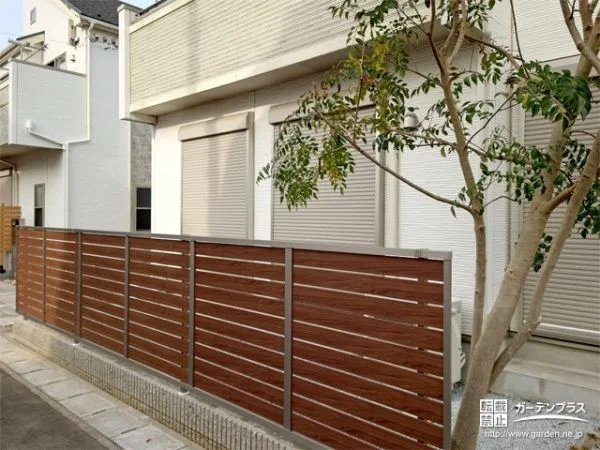 No.24679 木目調フェンスで視線をカットし雑草対策も施した快適な前庭工事[施工後]