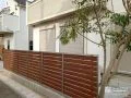木目調フェンスで視線をカットし雑草対策も施した快適な前庭工事