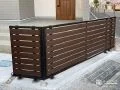 木目調が柔らかい印象の目隠しフェンス