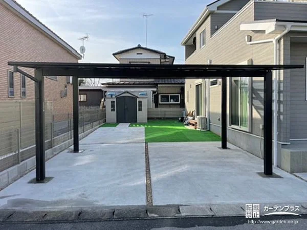 ブラックカラーのフレームがかっこいい印象のカーポート設置工事