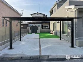 ブラックカラーのフレームがかっこいい印象のカーポート設置工事