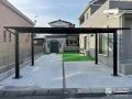 ブラックカラーのフレームがかっこいい印象のカーポート設置工事
