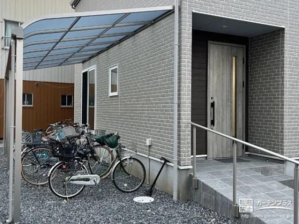 ロング柱仕様で快適な駐輪スペース提供するテラス屋根の設置工事