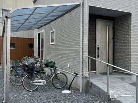 ロング柱仕様で快適な駐輪スペース提供するテラス屋根の設置工事