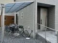 ロング柱仕様で快適な駐輪スペース提供するテラス屋根の設置工事