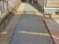 コンクリートで舗装し、行き来がしやすくなったアプローチ