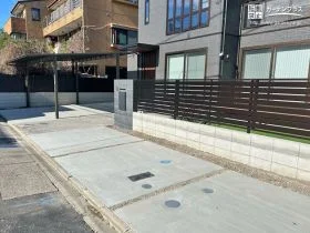 駐輪スペースと駐車スペースを兼ね備えたシンプルモダンな新築外構
