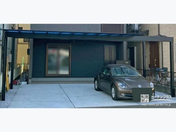 ワイドなデザインで余裕をもって駐車ができるカーポート設置工事
