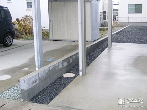 駐車スペースの境界にブロックを積み境界を明確化させた工事