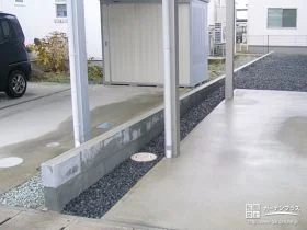 駐車スペースの境界にブロックを積み境界を明確化させた工事
