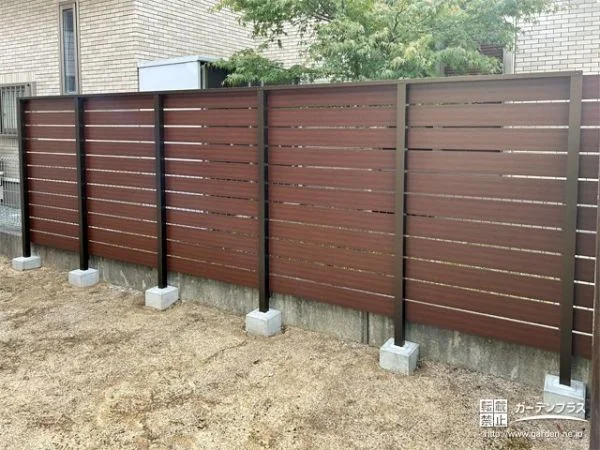 木目調デザインで優しく視線をカットするフェンスの設置工事